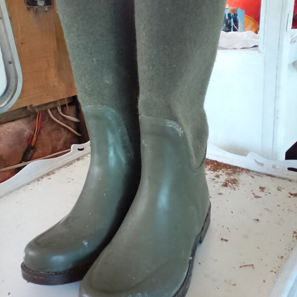 UGG Rain Boots - Picture 3 of 4